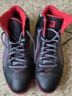 NIKE Air Max ACTUALIZER 11 622041-001 Basketball Shoes Sz 13 Black/gray/red